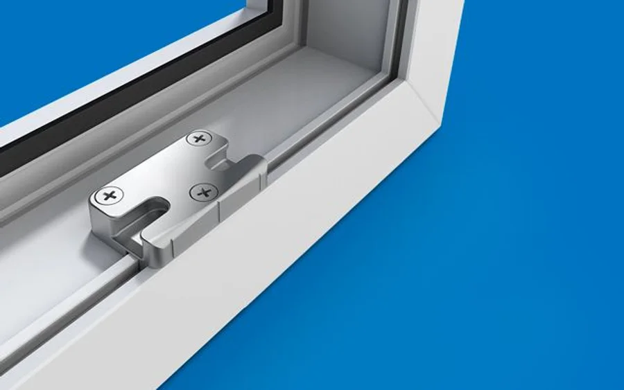 Ответная планка противовзломной фурнитуры на раме VEKA — саморезы держатся в замкнутом армировании