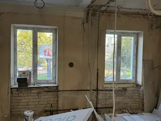 Два новых окна VEKA в комнате, за ними — трамвайная линия