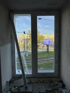 Окно VEKA Softline 70 с видом на трамвайные пути, до отделки откосов