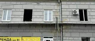 Фасад во время работ: два окна уже стоят, два проёма ждут монтажа